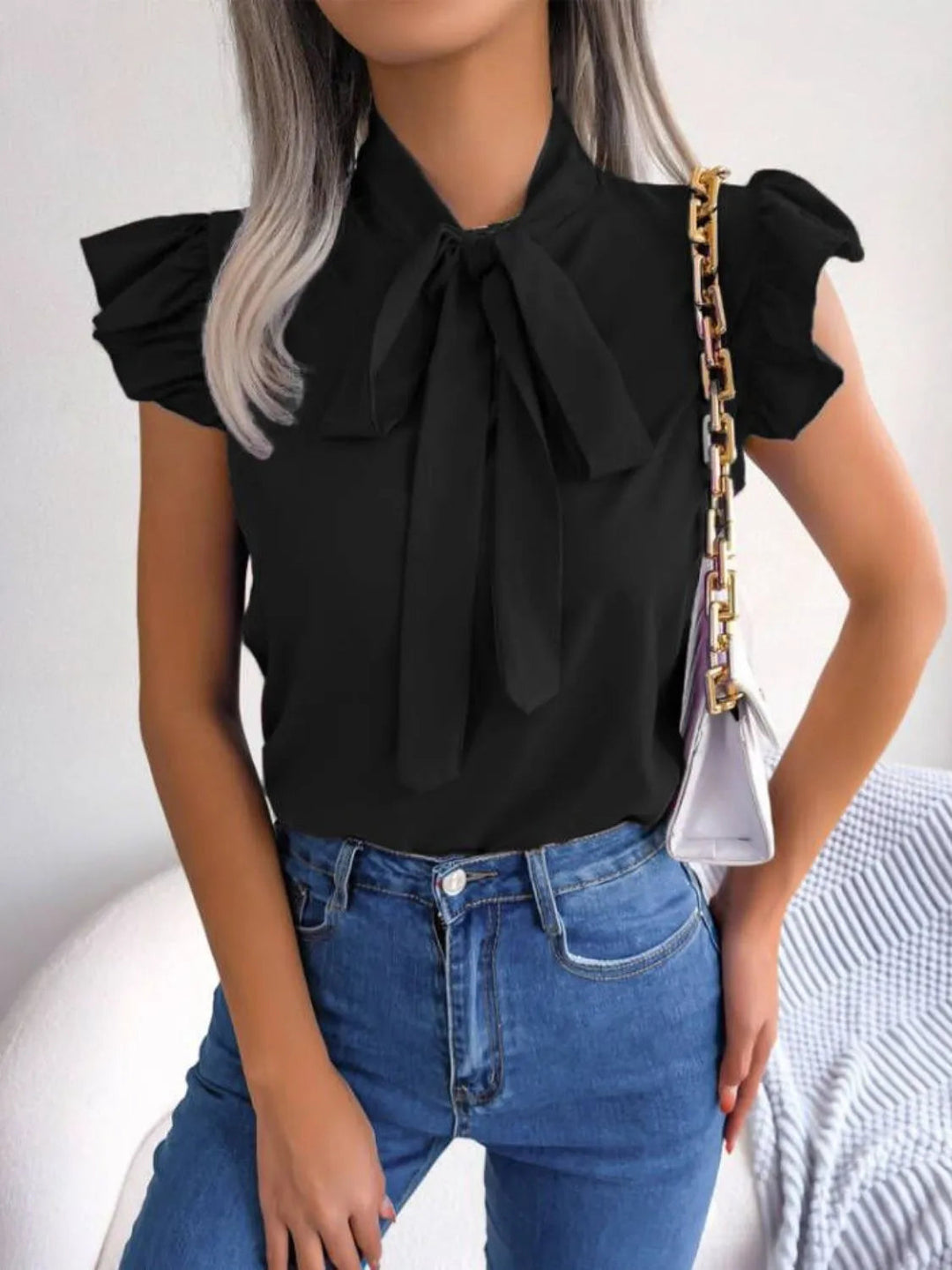 Blusa com Mangas com Folhos, Laço à Frente e Decote Elegante