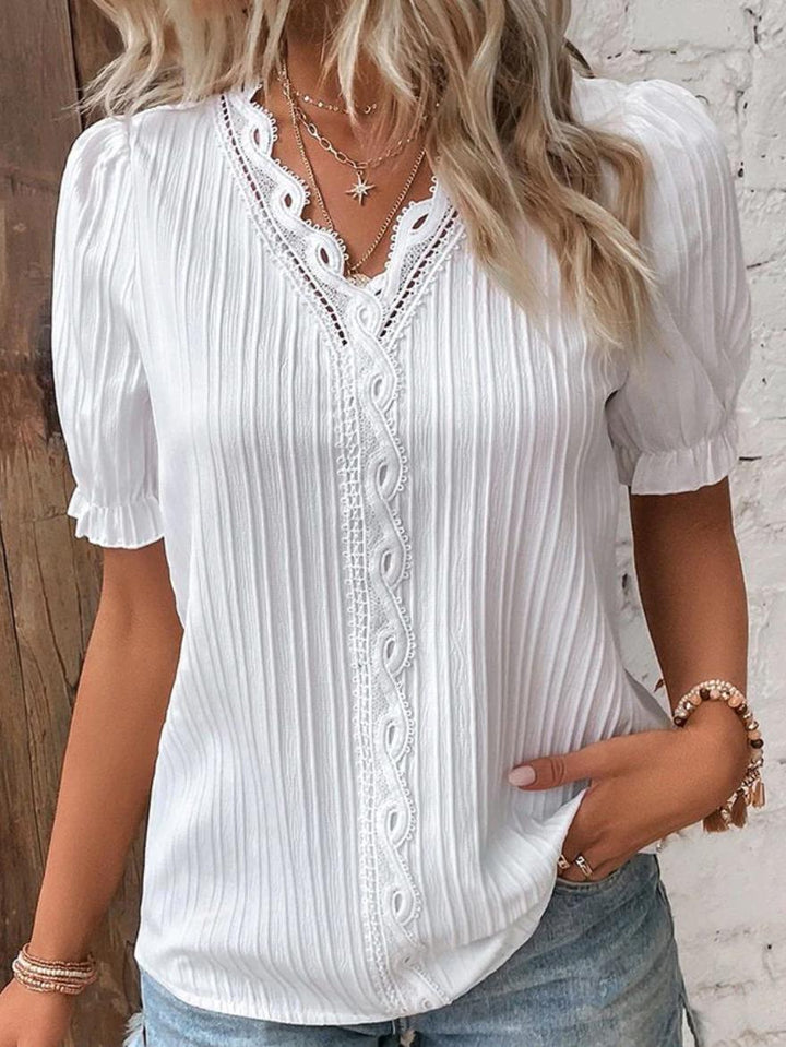Blusa Plissada com Decote em V, Mangas Bufantes e Renda