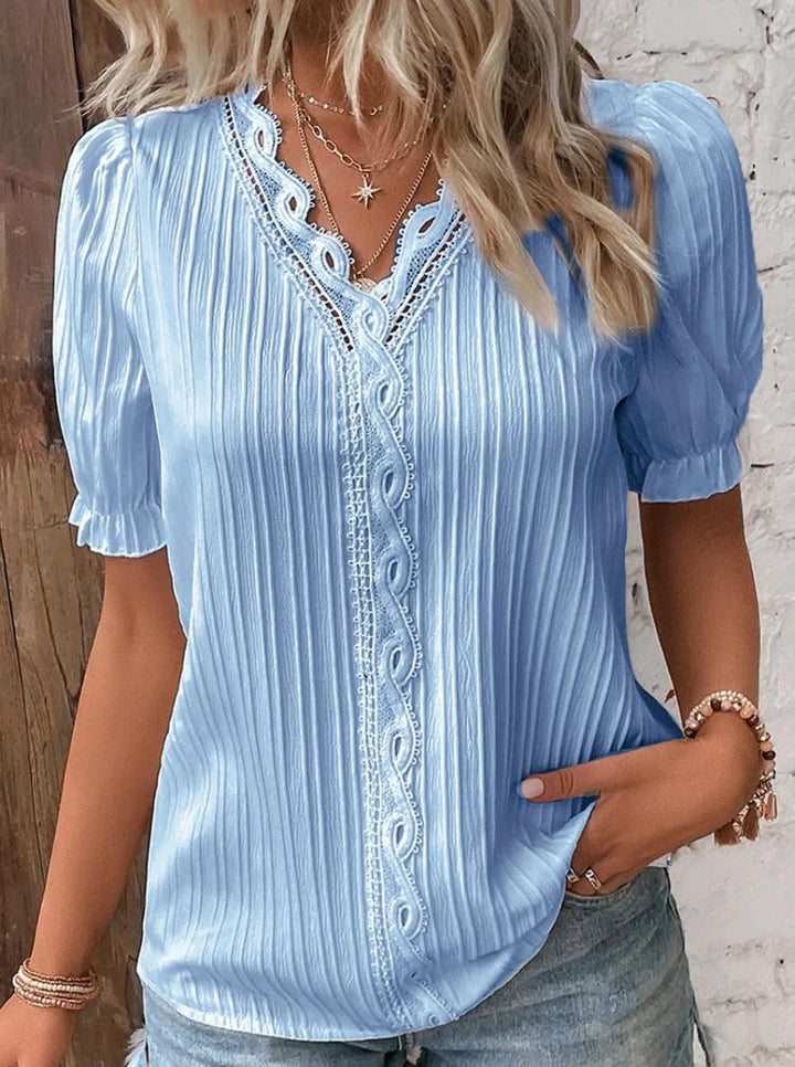 Blusa Plissada com Decote em V, Mangas Bufantes e Renda
