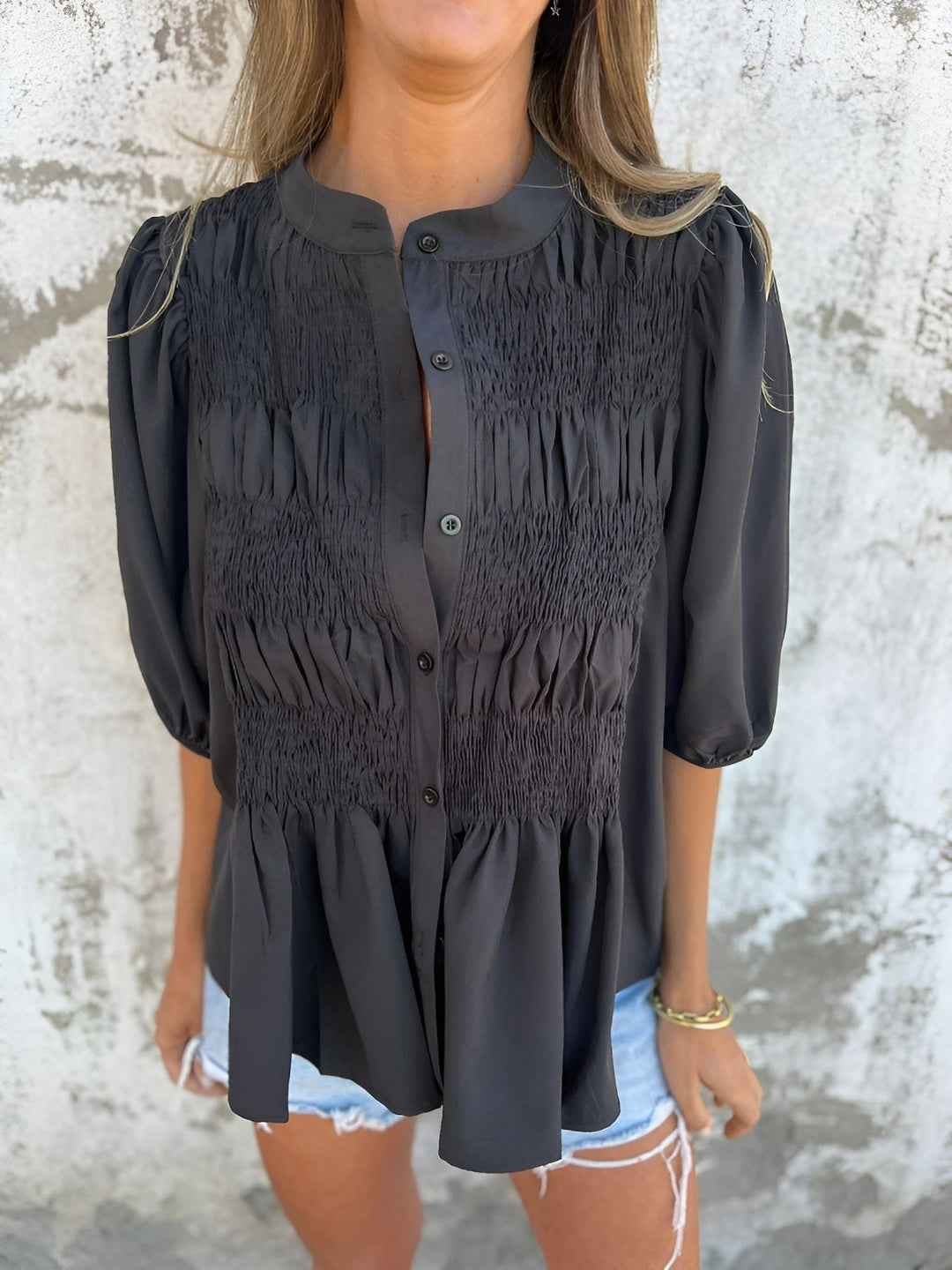 Blusa Abotoada com Corpete Franzido e Mangas Bufantes