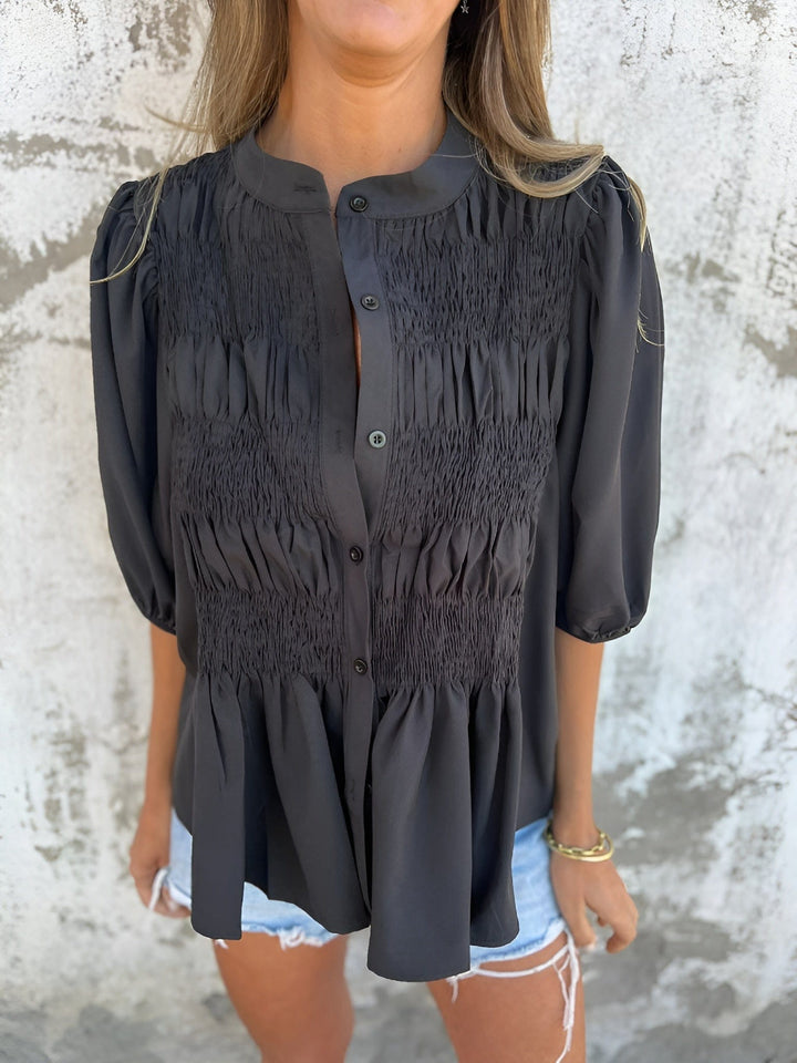 Blusa Abotoada com Corpete Franzido e Mangas Bufantes