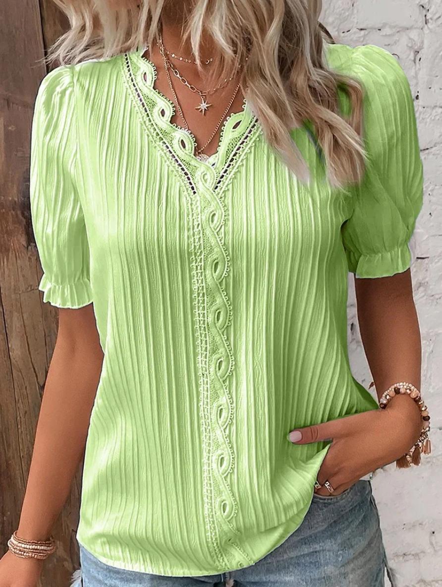 Blusa Plissada com Decote em V, Mangas Bufantes e Renda