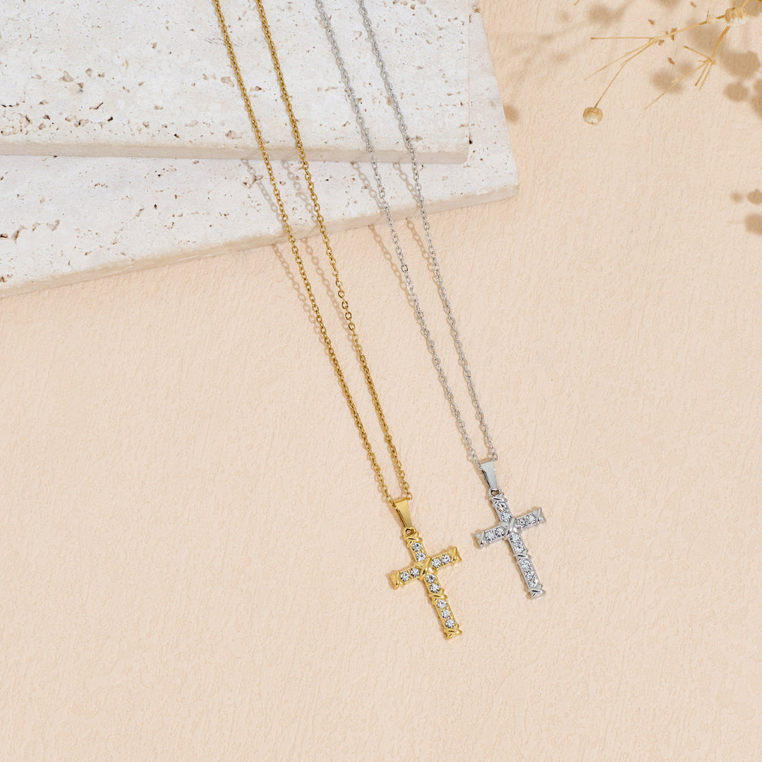 Colar com catolica com pedras estilo diamante