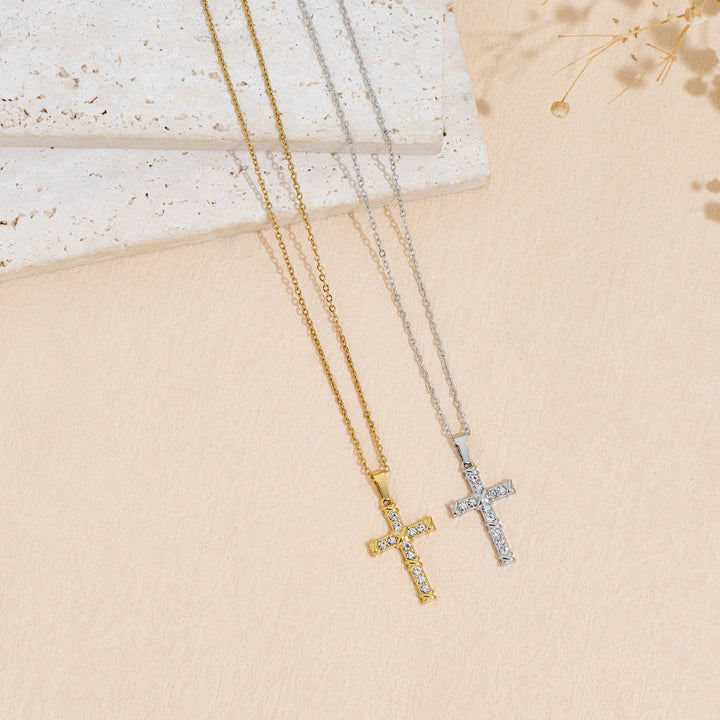 Colar com catolica com pedras estilo diamante