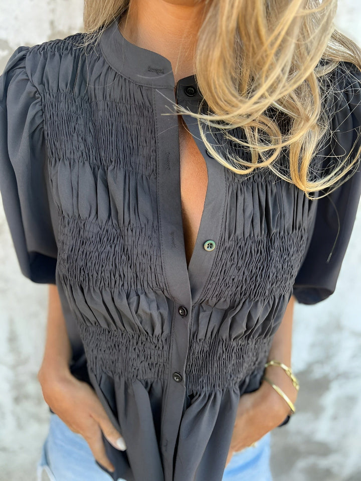 Blusa Abotoada com Corpete Franzido e Mangas Bufantes