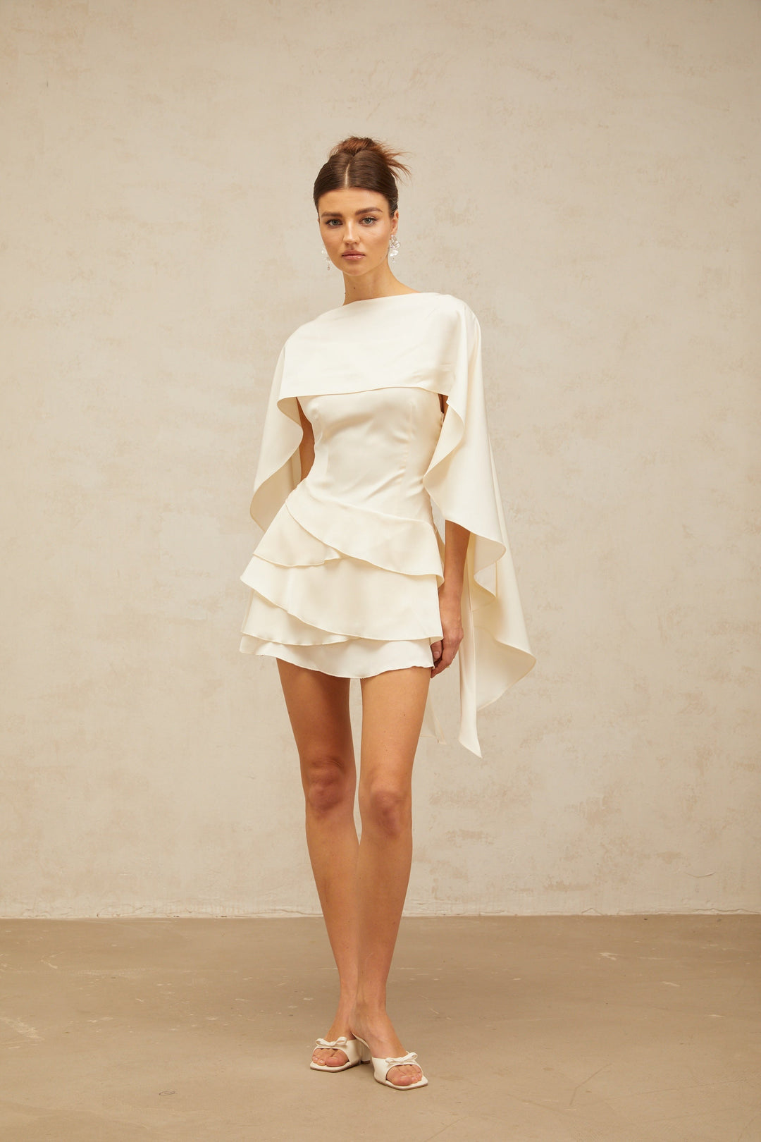 Mini Vestido de Cetim com Camadas de Renda e Detalhe de Xale