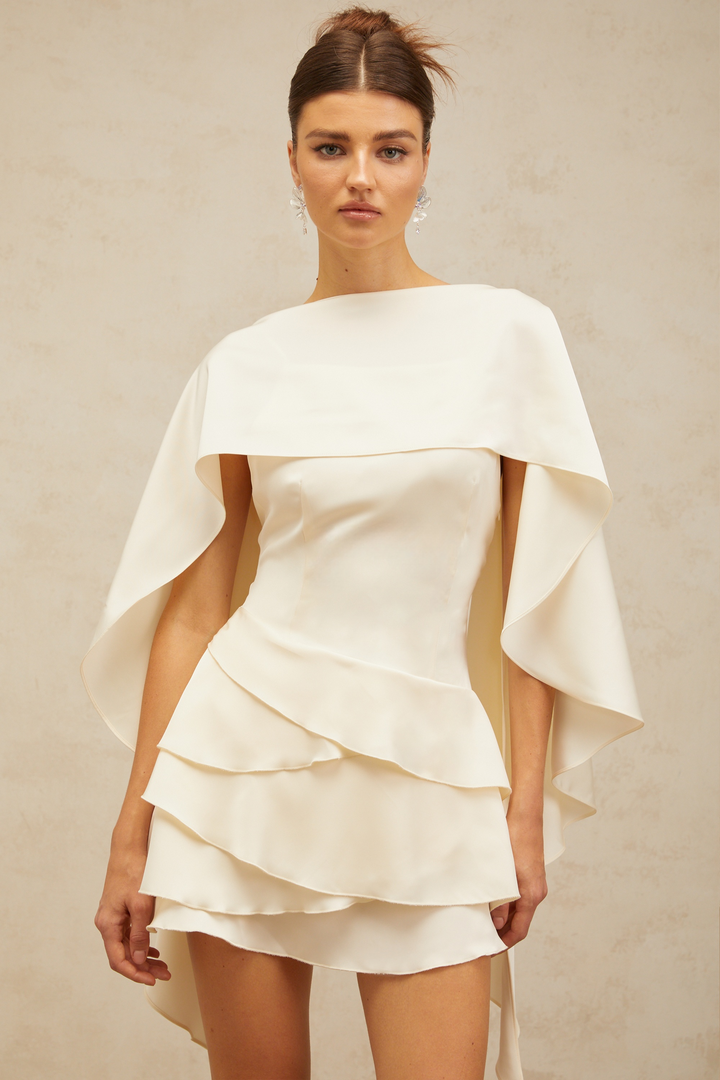 Mini Vestido de Cetim com Camadas de Renda e Detalhe de Xale