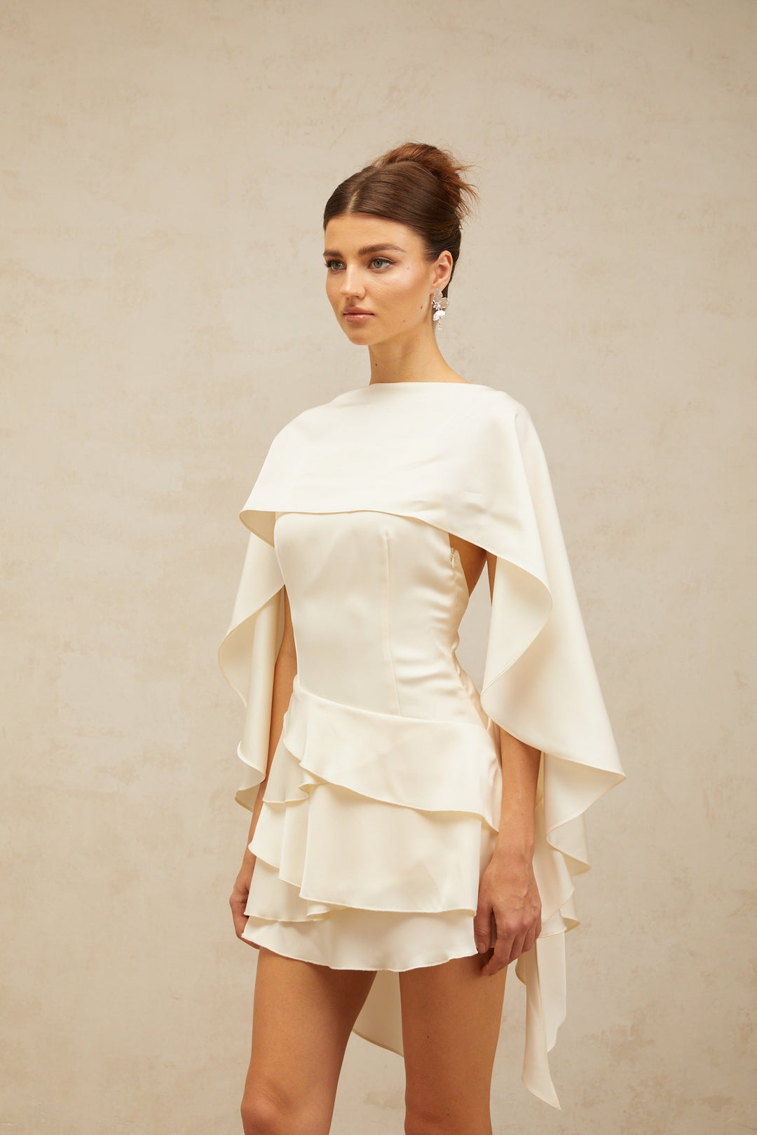 Mini Vestido de Cetim com Camadas de Renda e Detalhe de Xale