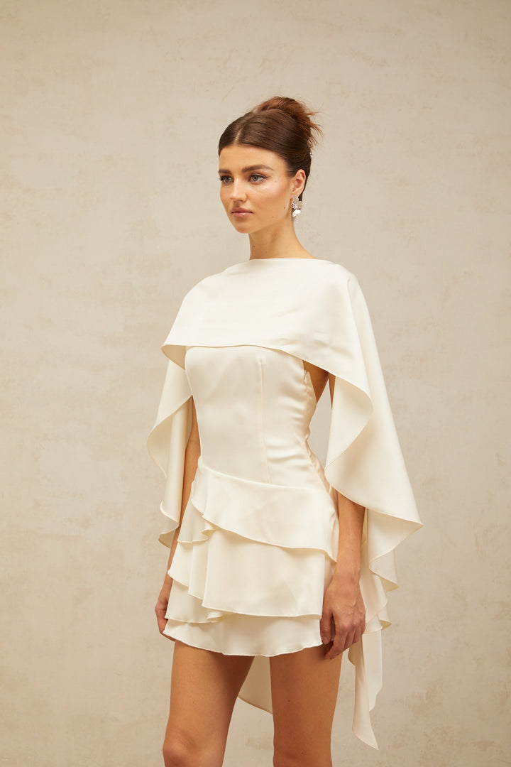Mini Vestido de Cetim com Camadas de Renda e Detalhe de Xale