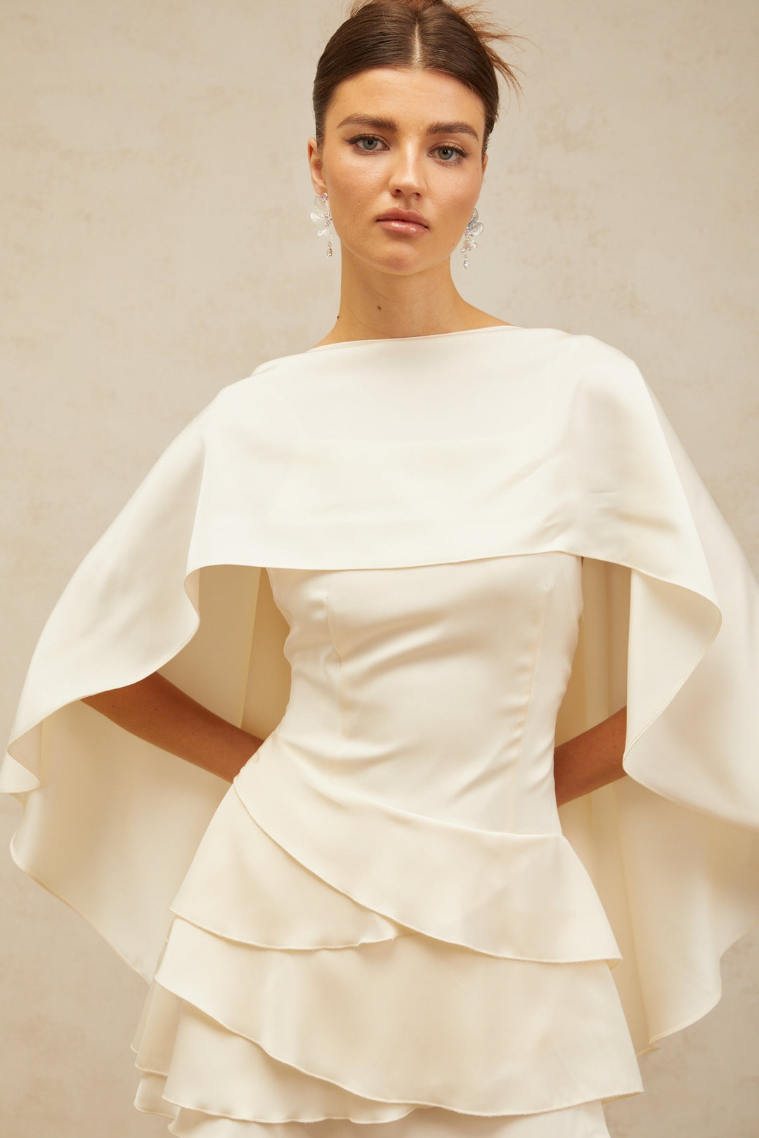 Mini Vestido de Cetim com Camadas de Renda e Detalhe de Xale