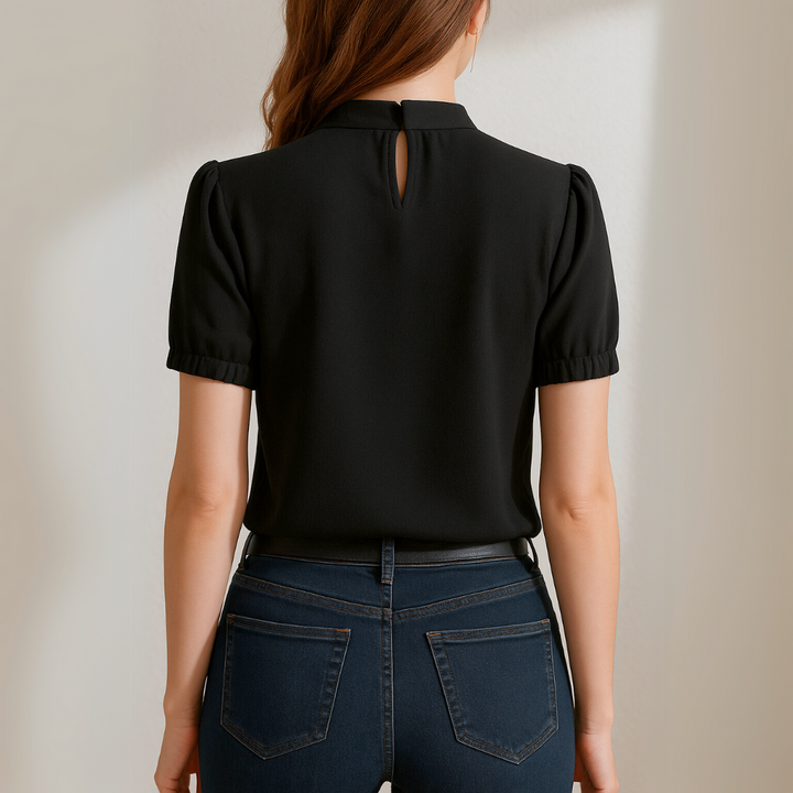 Blusa Plissada de Gola Alta com Recortes e Manga Curta