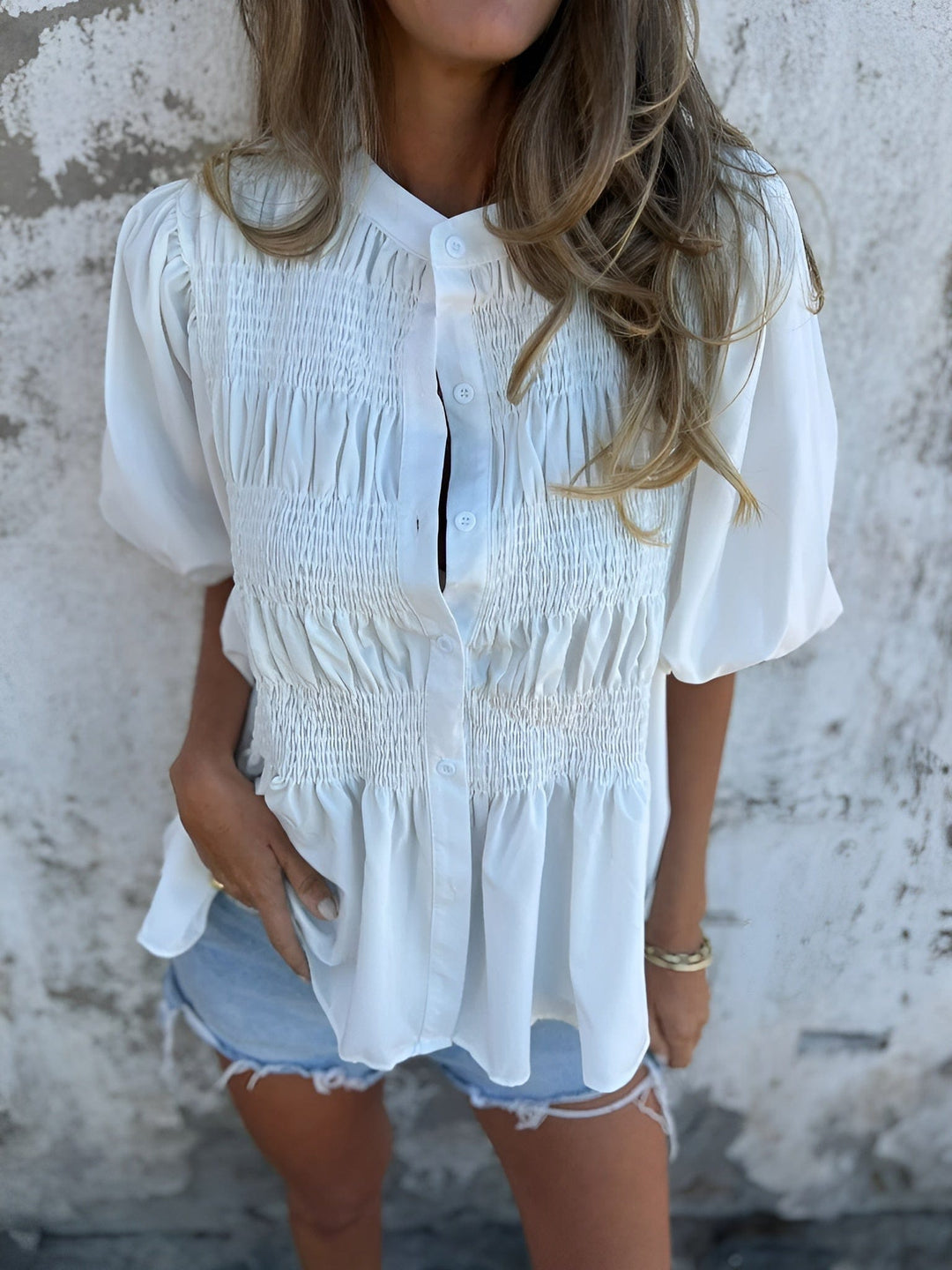 Blusa Abotoada com Corpete Franzido e Mangas Bufantes