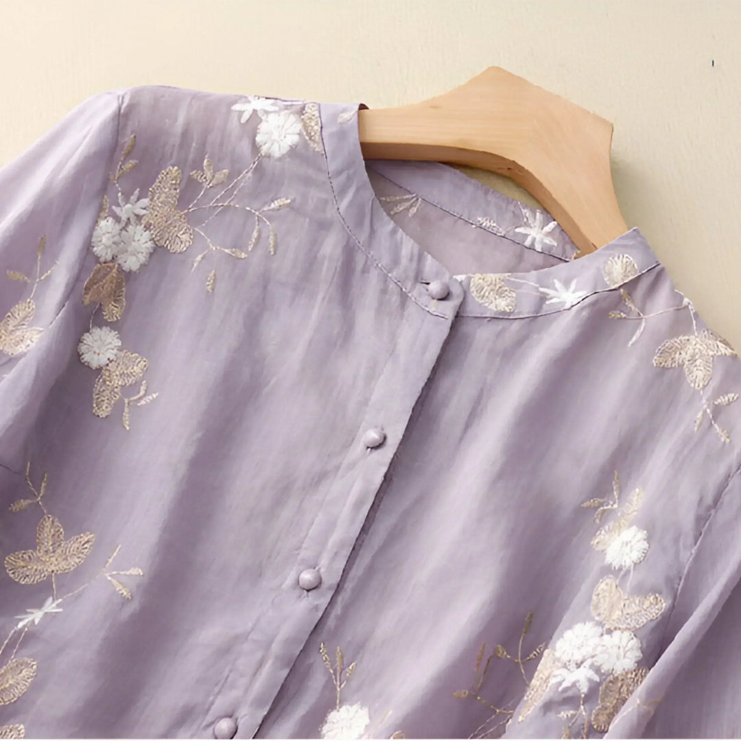 Blusa Bordada com Design Abotoado