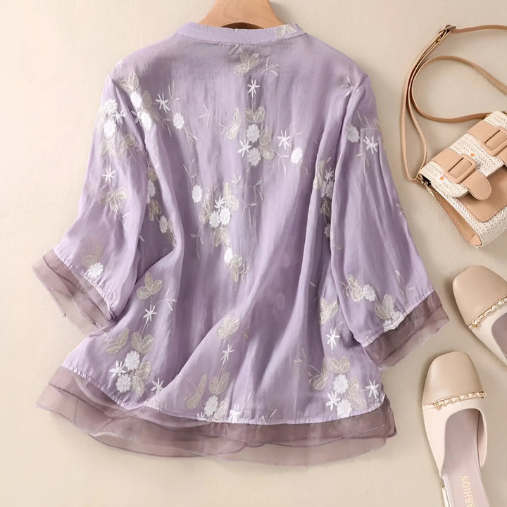 Blusa Bordada com Design Abotoado