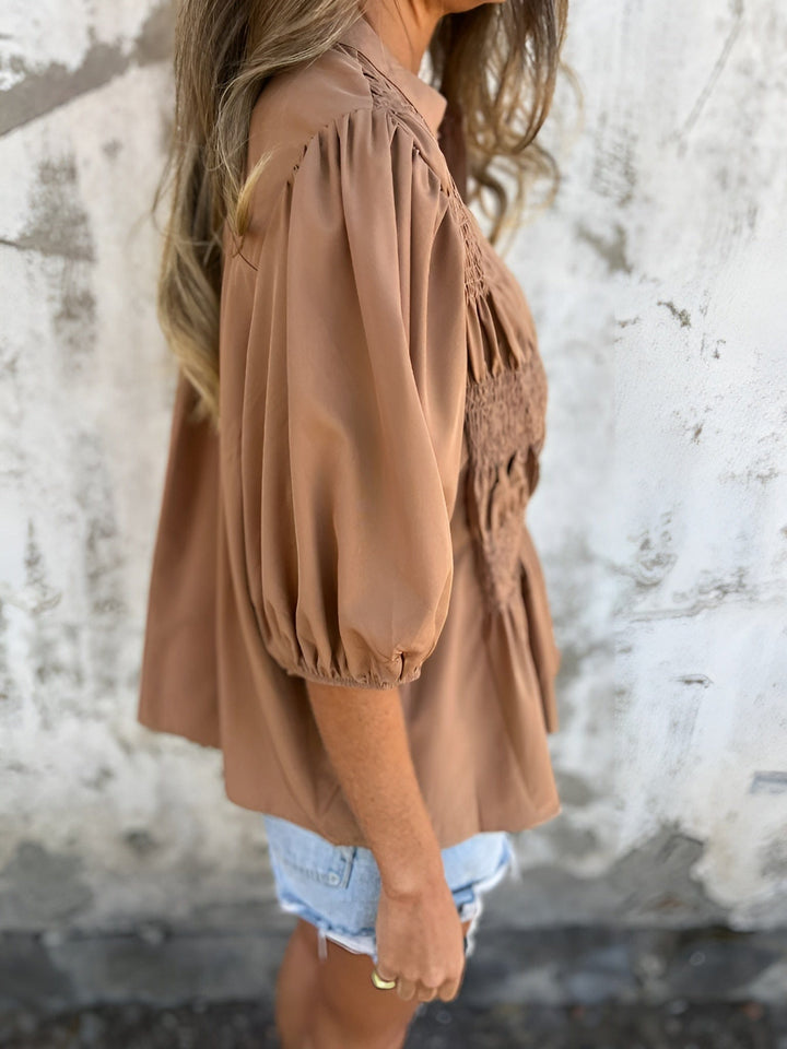 Blusa Abotoada com Corpete Franzido e Mangas Bufantes