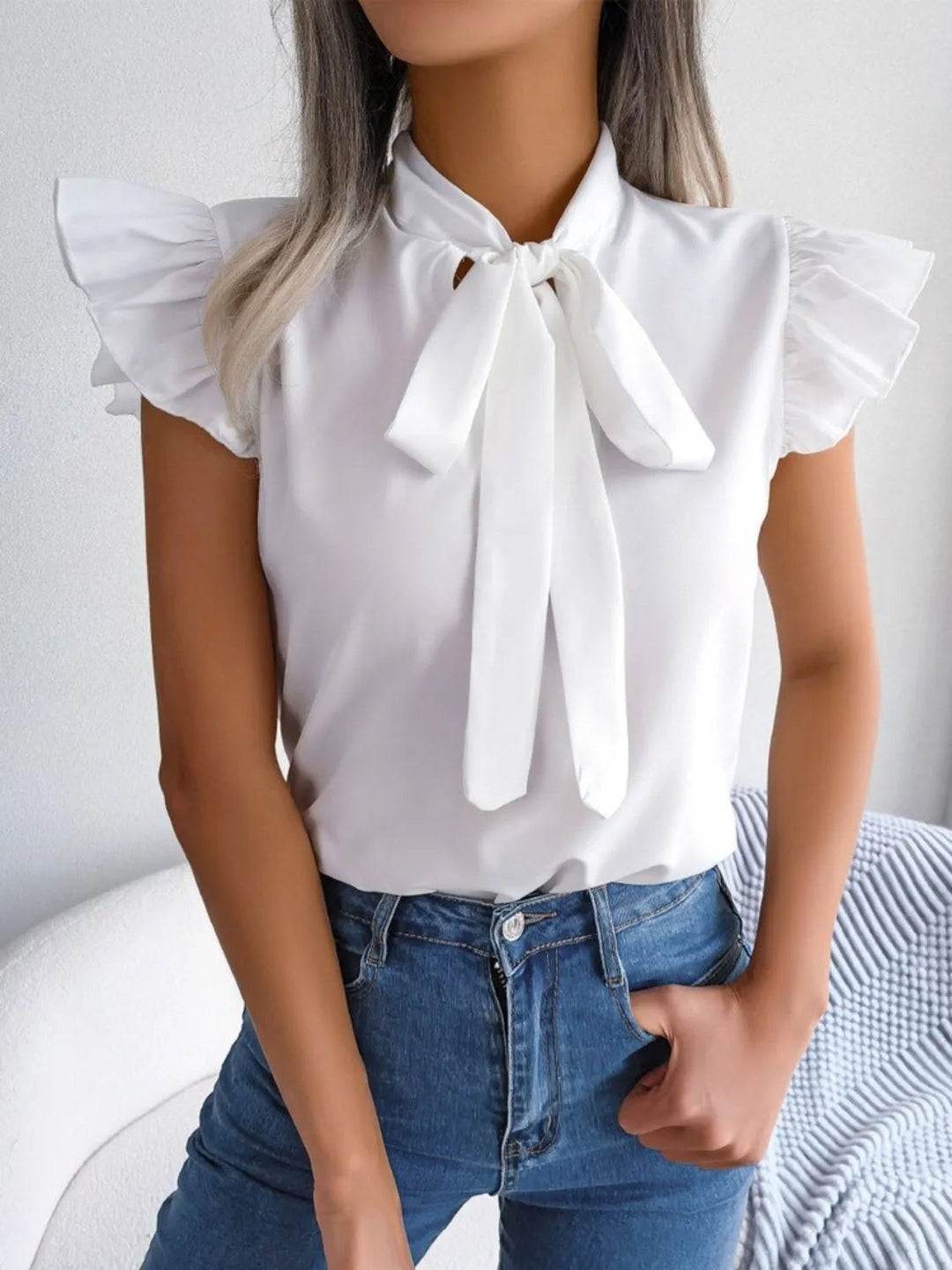 Blusa com Mangas com Folhos, Laço à Frente e Decote Elegante