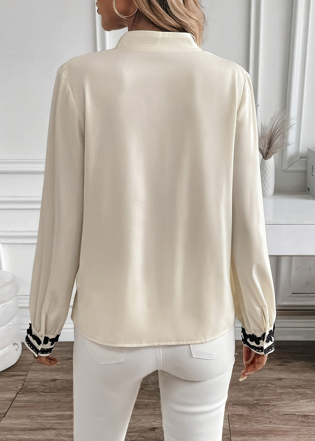 Blusa Bordada de Manga Comprida com Botões à Frente
