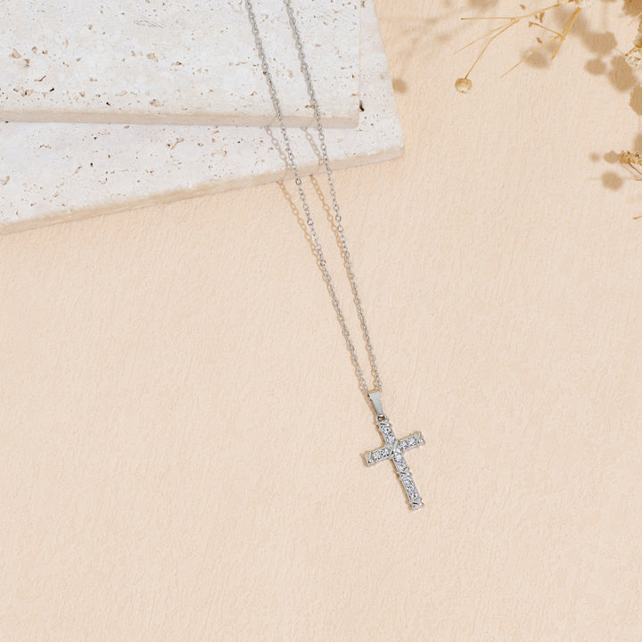 Colar com catolica com pedras estilo diamante