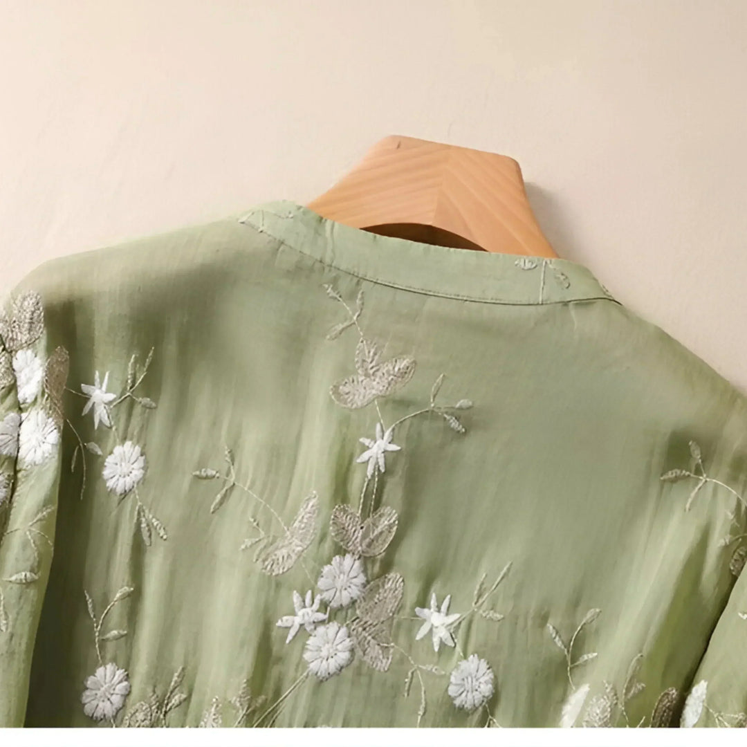 Blusa Bordada com Design Abotoado