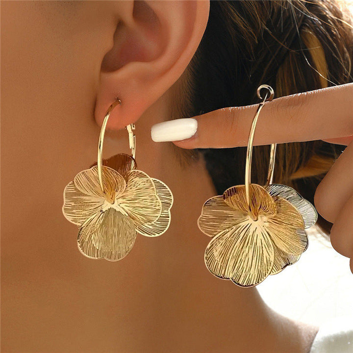 Flora Dangle — Brincos Pendentes com Flor 3D