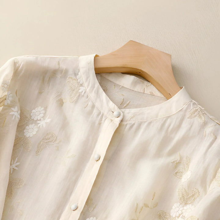 Blusa Bordada com Design Abotoado