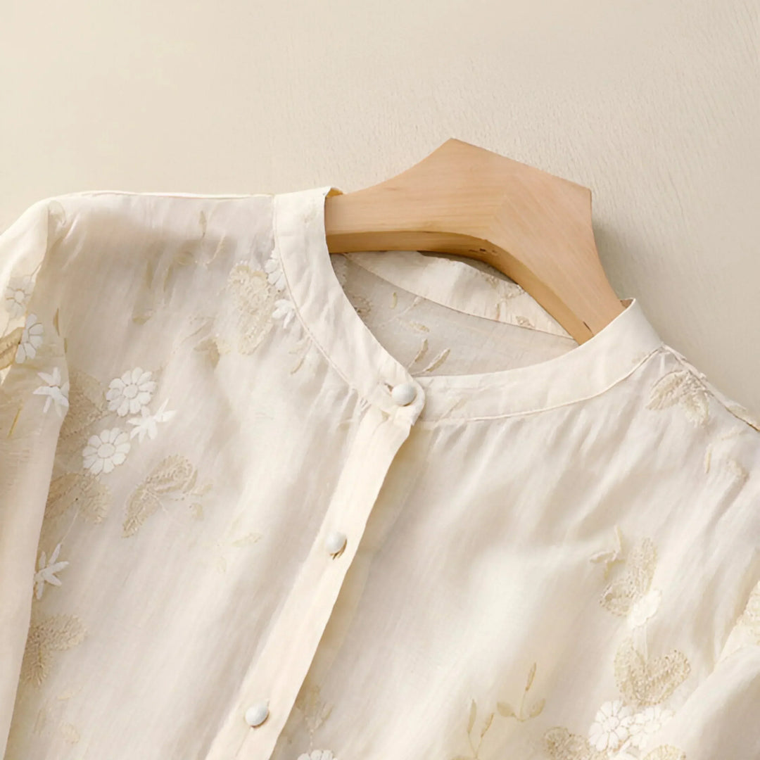 Blusa Bordada com Design Abotoado