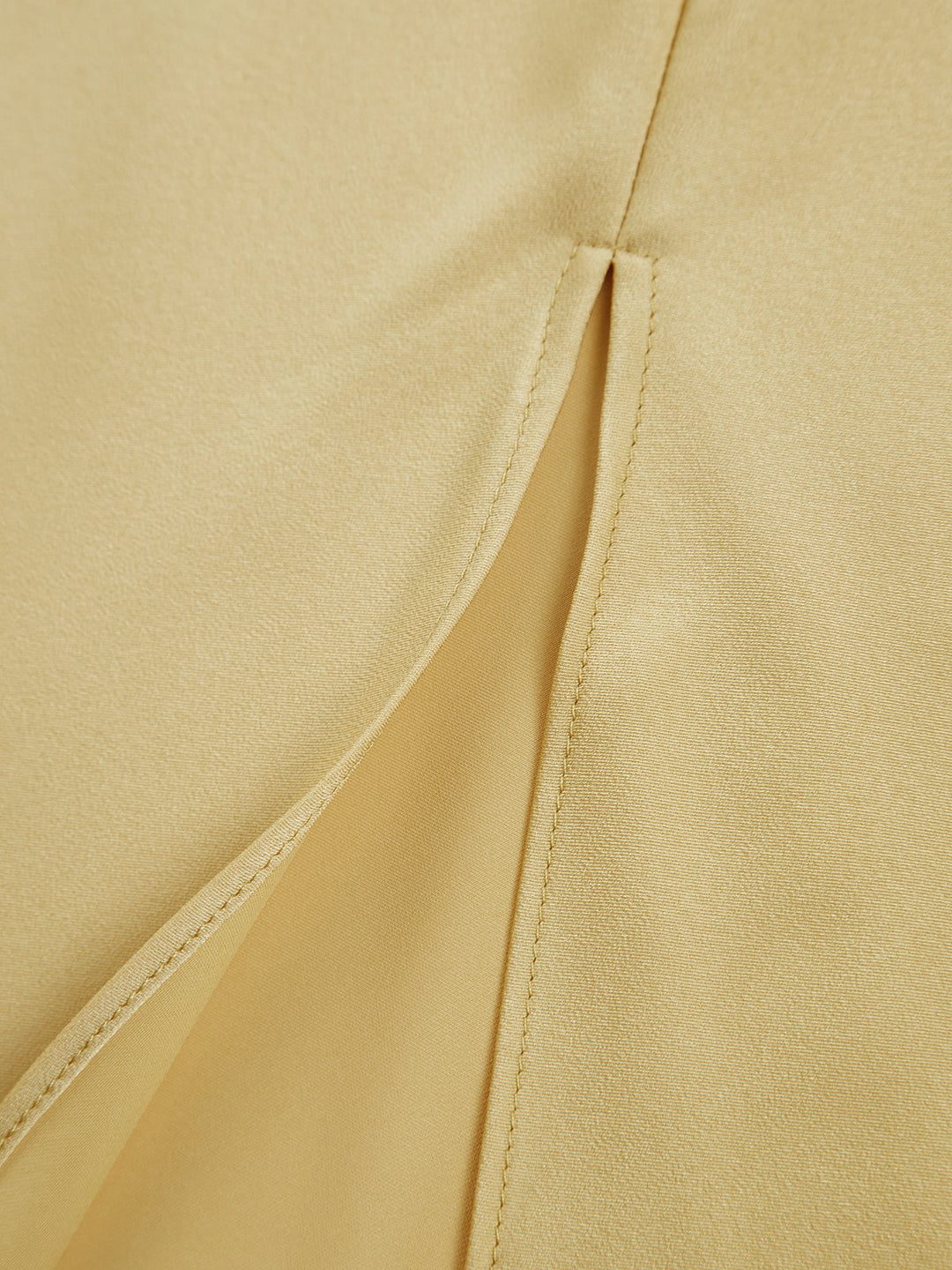 Maxi Vestido de Cetim com Um Ombro e Fenda Lateral