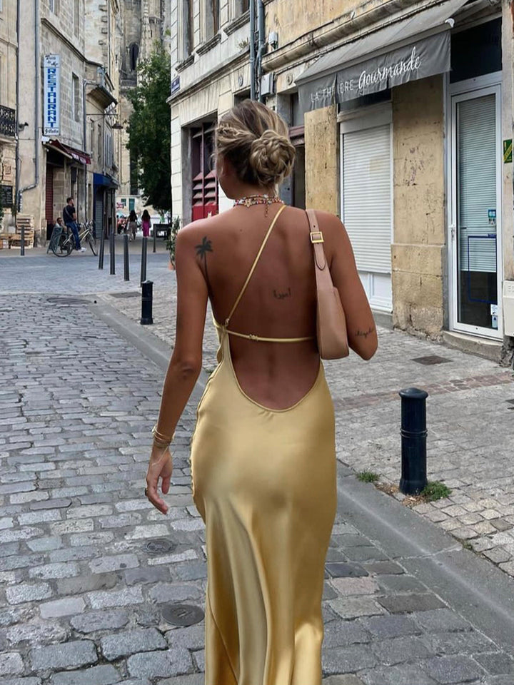 Maxi Vestido de Cetim com Um Ombro e Fenda Lateral