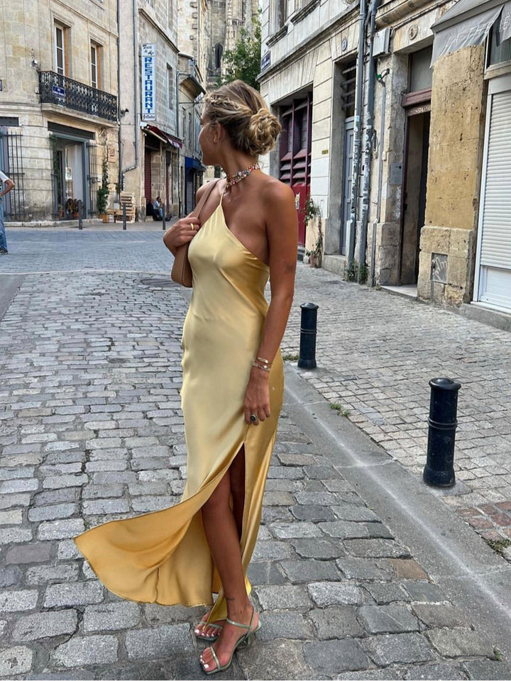 Maxi Vestido de Cetim com Um Ombro e Fenda Lateral