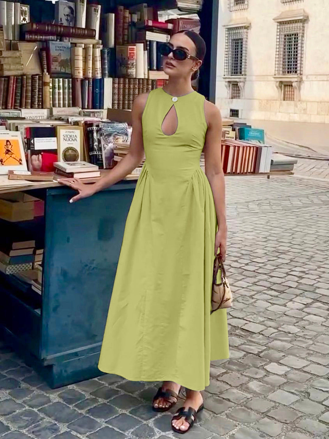 Vestido Midi Sem Mangas com Detalhe em Decote Keyhole