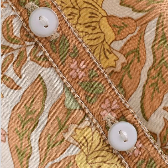 Blusa Folgada Floral com Botões e Mangas Compridas