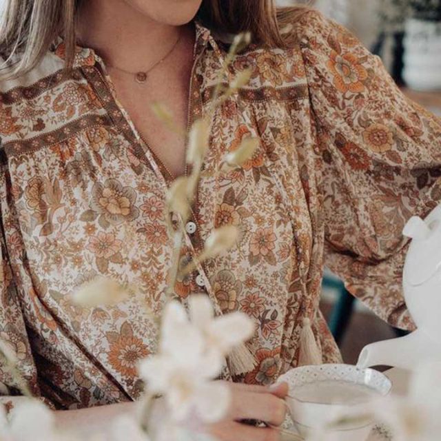 Blusa Folgada Floral com Botões e Mangas Compridas