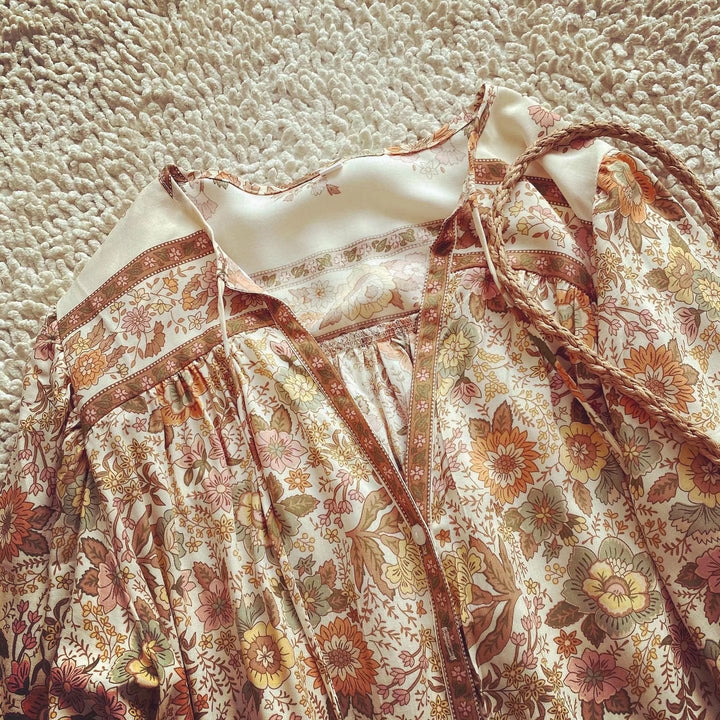 Blusa Folgada Floral com Botões e Mangas Compridas