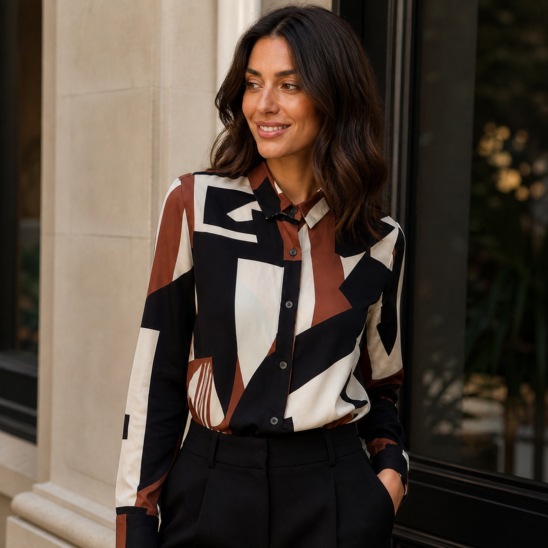 Aina – Blusa Estampada de Inspiração Artística com Corte Clássico
