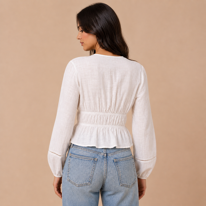 Elisa – Blusa Ligeira com Decote Profundo e Laçada Delicada