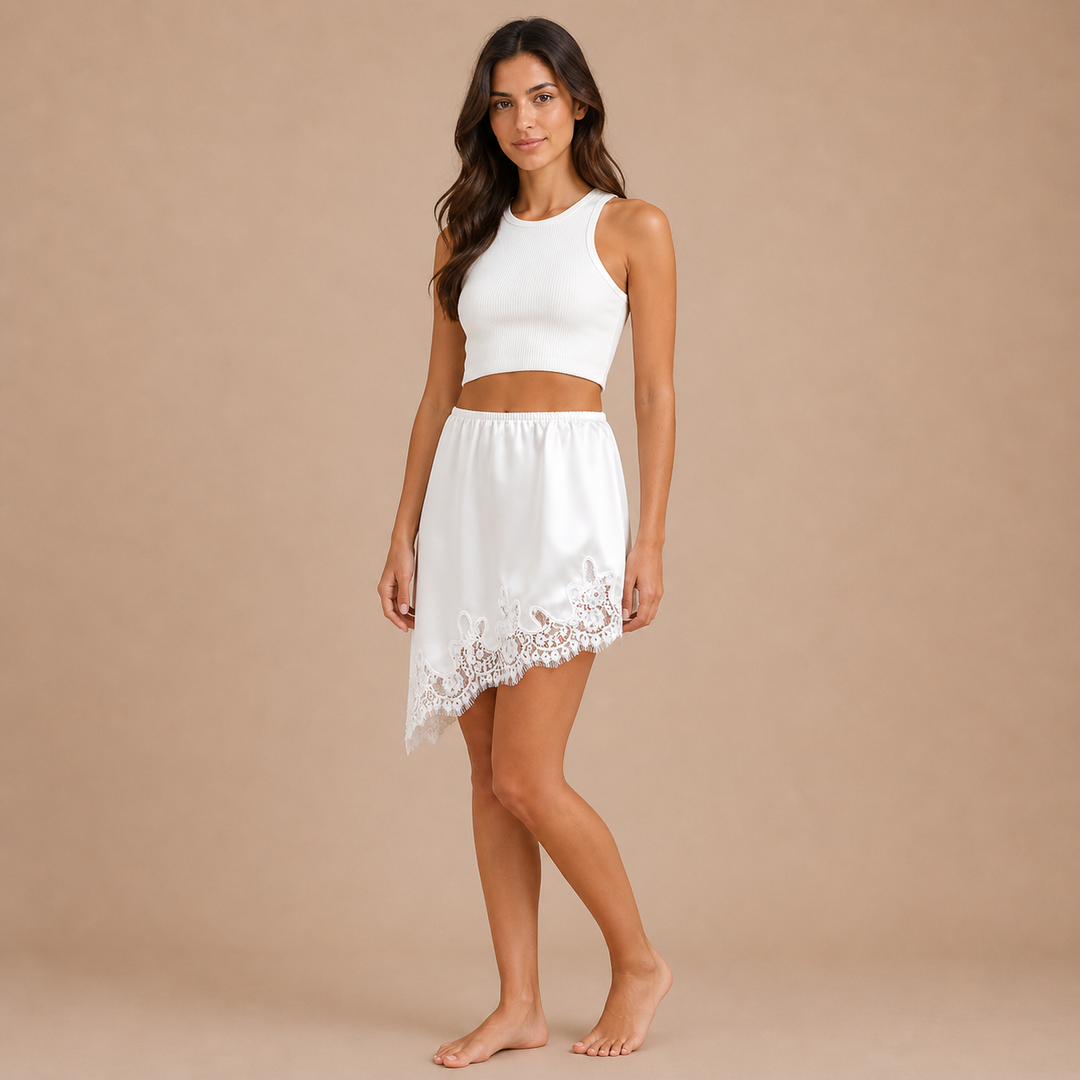 Marta – Saia Curta Fluida com Acabamento Tipo Lingerie e Renda Delicada