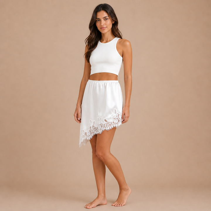 Marta – Saia Curta Fluida com Acabamento Tipo Lingerie e Renda Delicada
