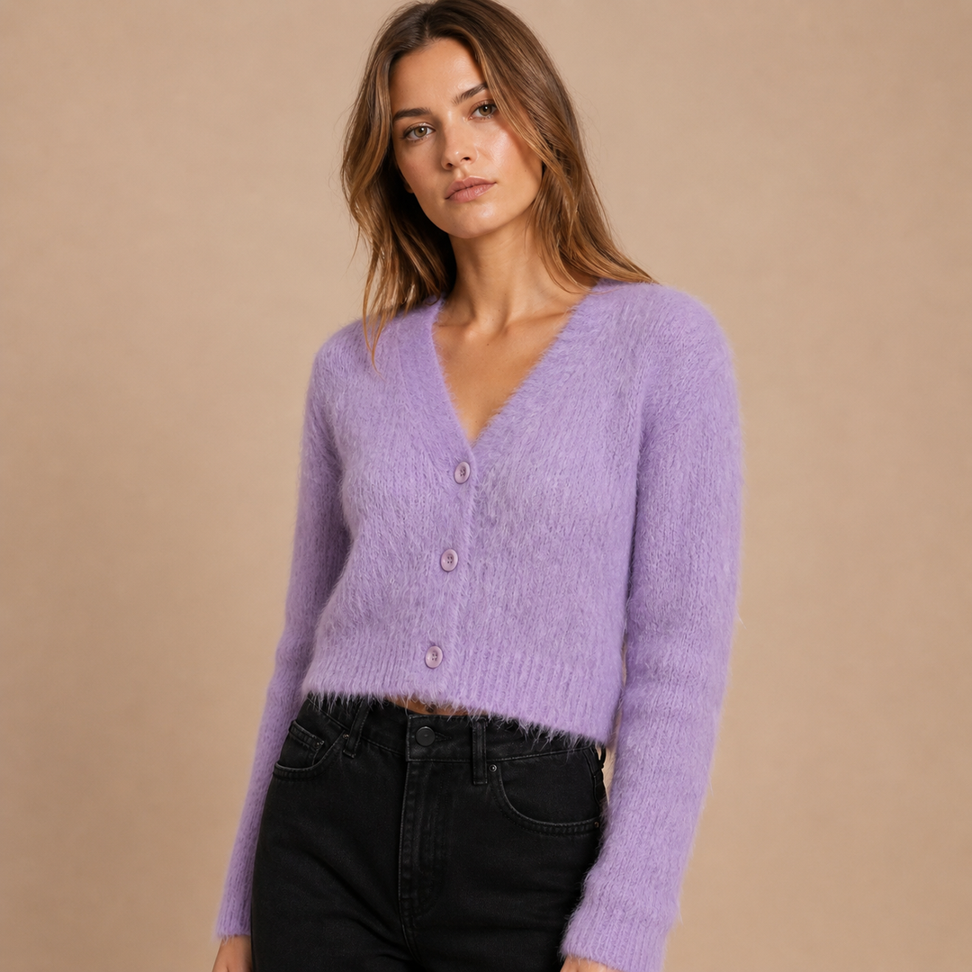 Violeta – Cárdigan Cropped de Malha Efeito "Fuzzy" em Tom Lavanda