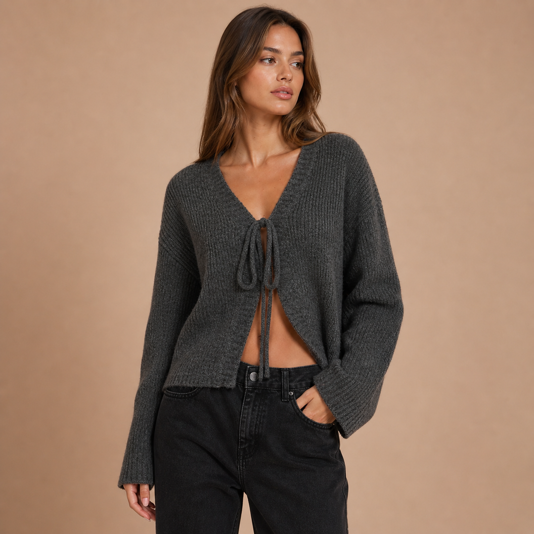 Noa – Cárdigan de Malha Suave com Laço Frontal Minimalista
