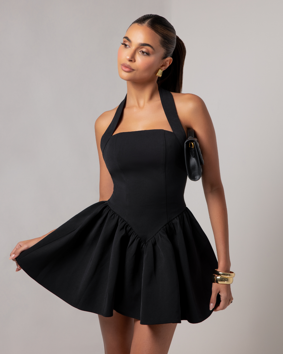 Mini Vestido com Decote Halter Estruturado