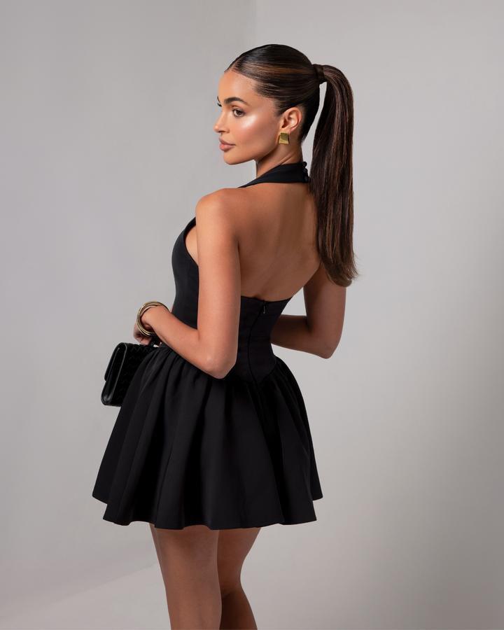 Mini Vestido com Decote Halter Estruturado