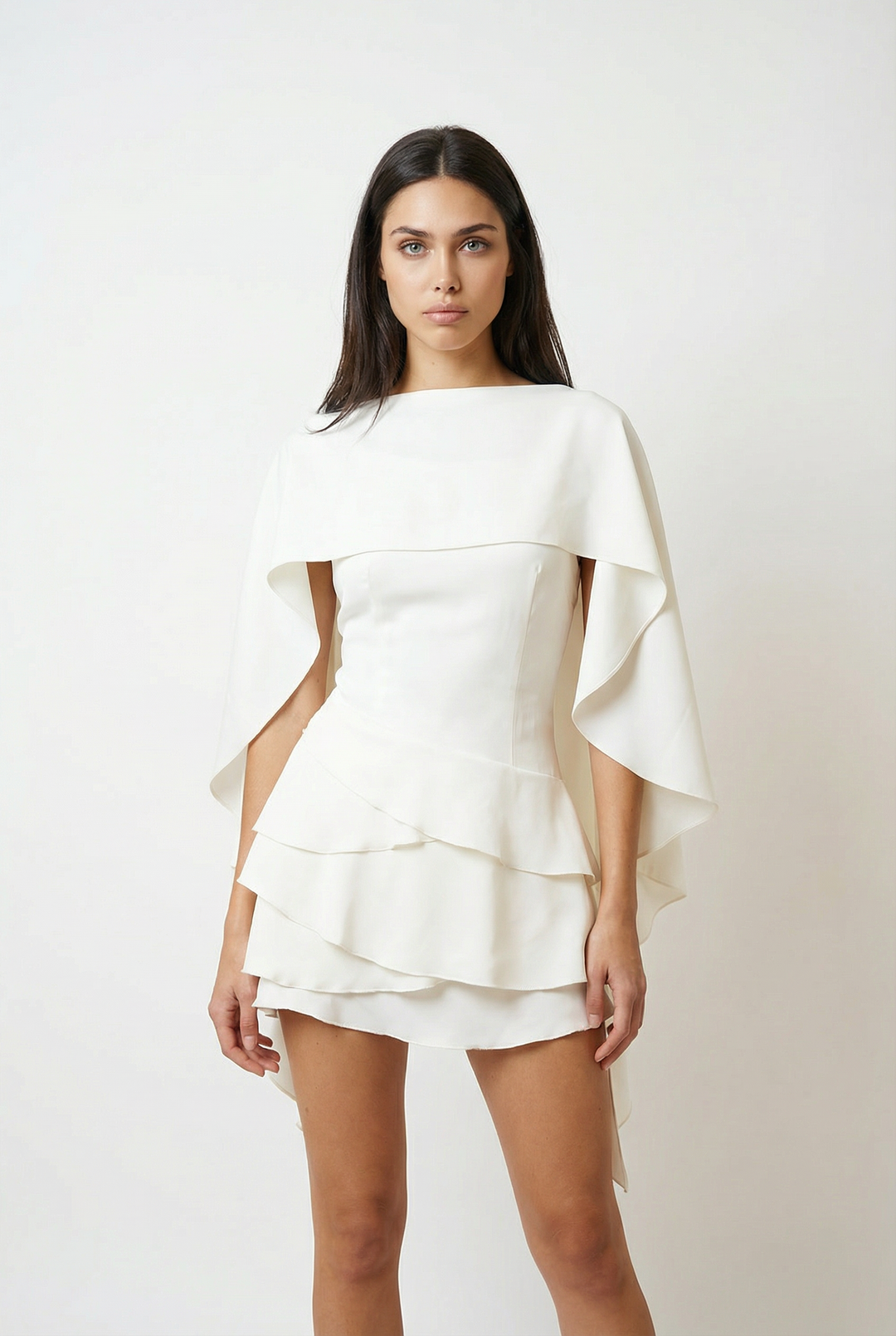 Mini Vestido de Cetim com Camadas de Renda e Detalhe de Xale