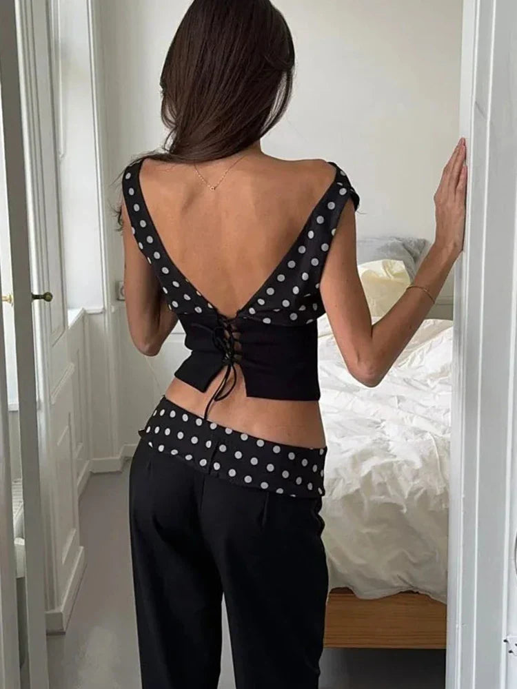 Top de Bolinhas de Um Ombro com Corte Curto