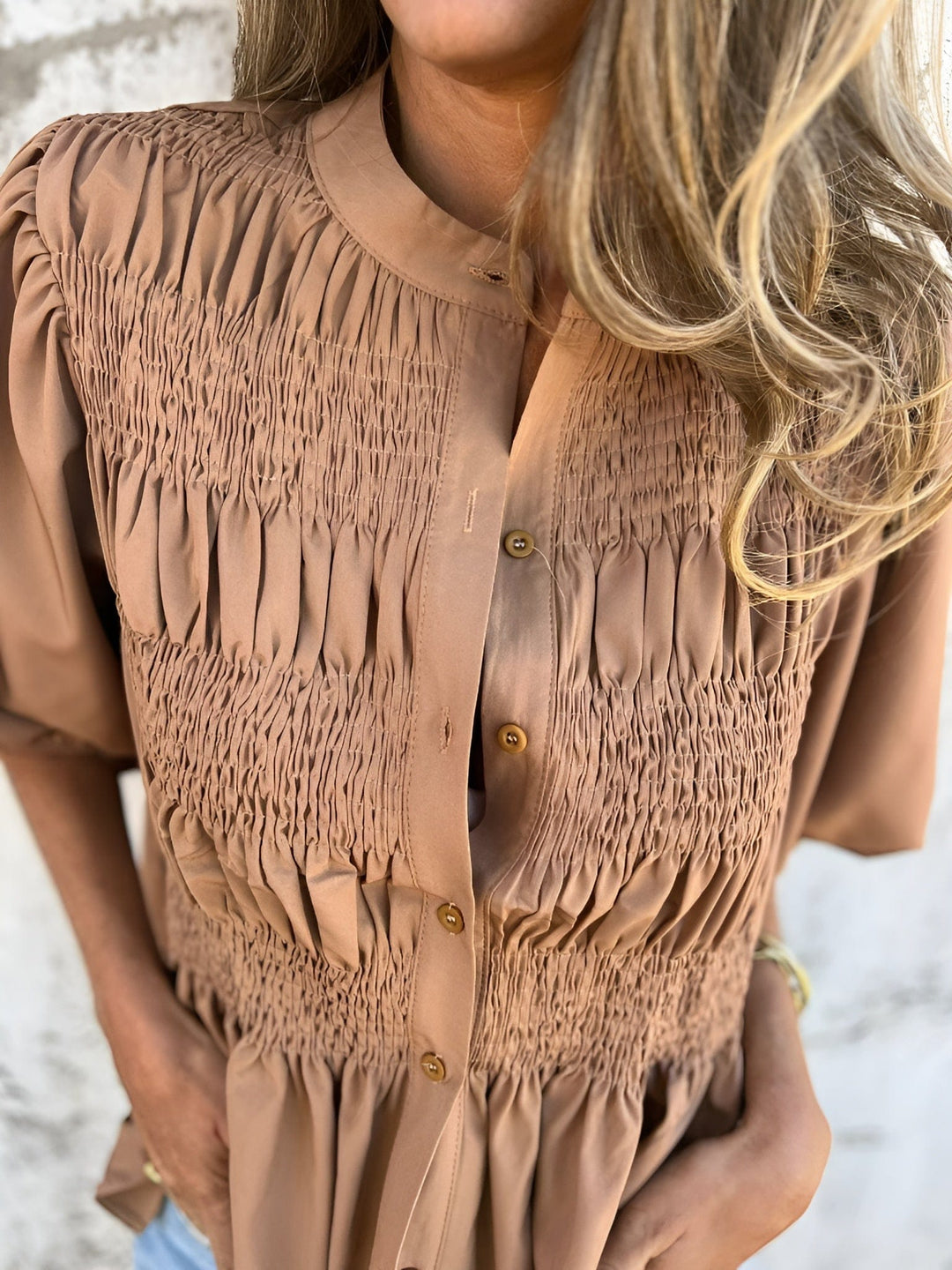 Blusa Abotoada com Corpete Franzido e Mangas Bufantes