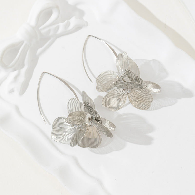 Flora Dangle — Brincos Pendentes com Flor 3D