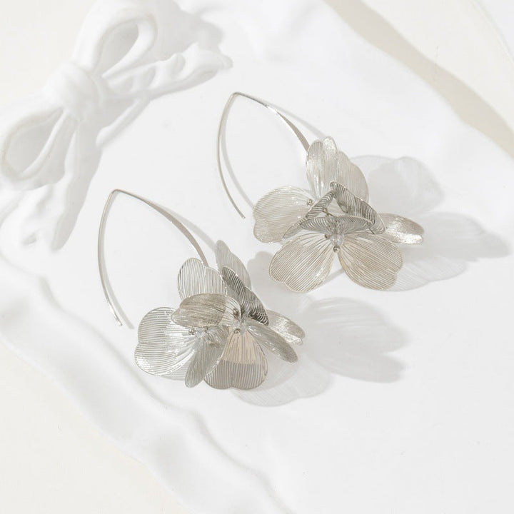 Flora Dangle — Brincos Pendentes com Flor 3D