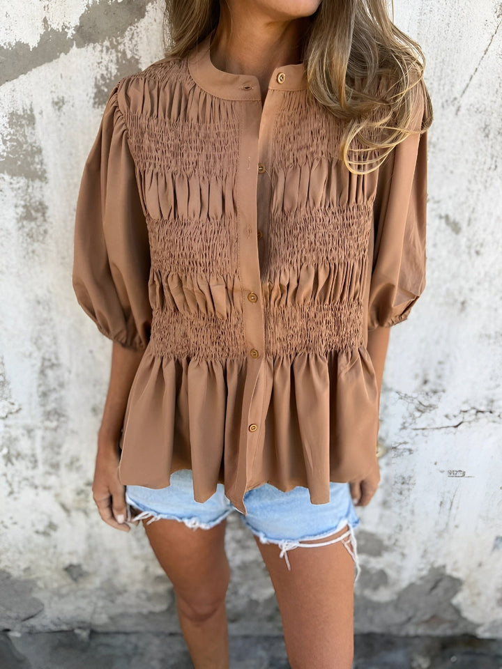 Blusa Abotoada com Corpete Franzido e Mangas Bufantes