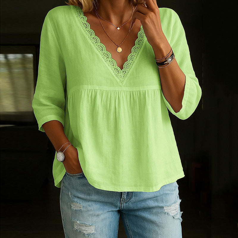 Blusa com Decote em V, Mangas 3/4 e Remate de Renda