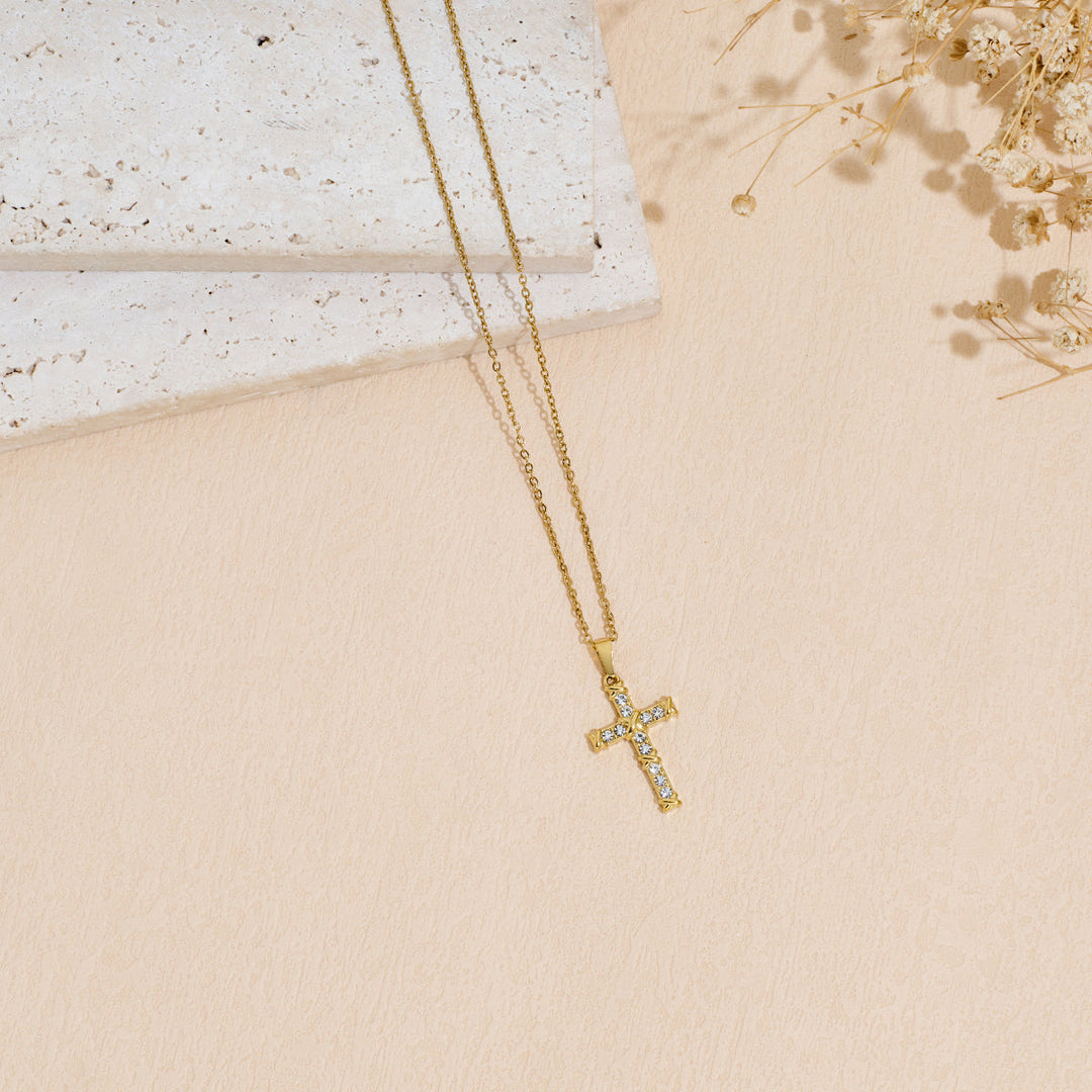 Colar com catolica com pedras estilo diamante