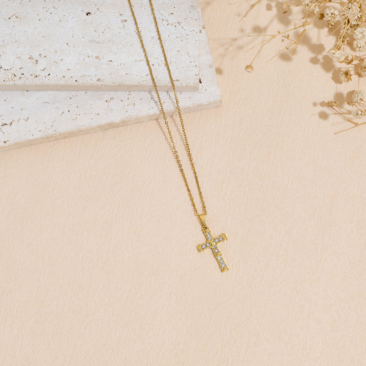 Colar com catolica com pedras estilo diamante